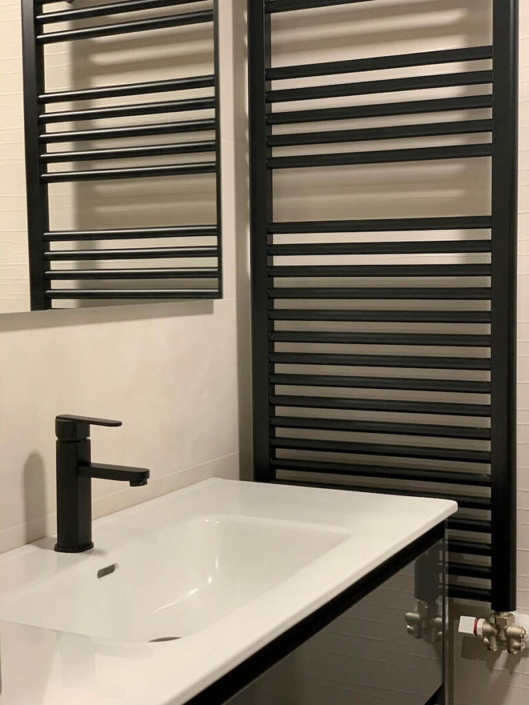 Reforma Baño en blanco y negro en Zaragoza Anotherhome es