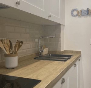 Cocina en madera y blanco