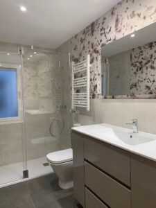 reforma de baño con papel pintado