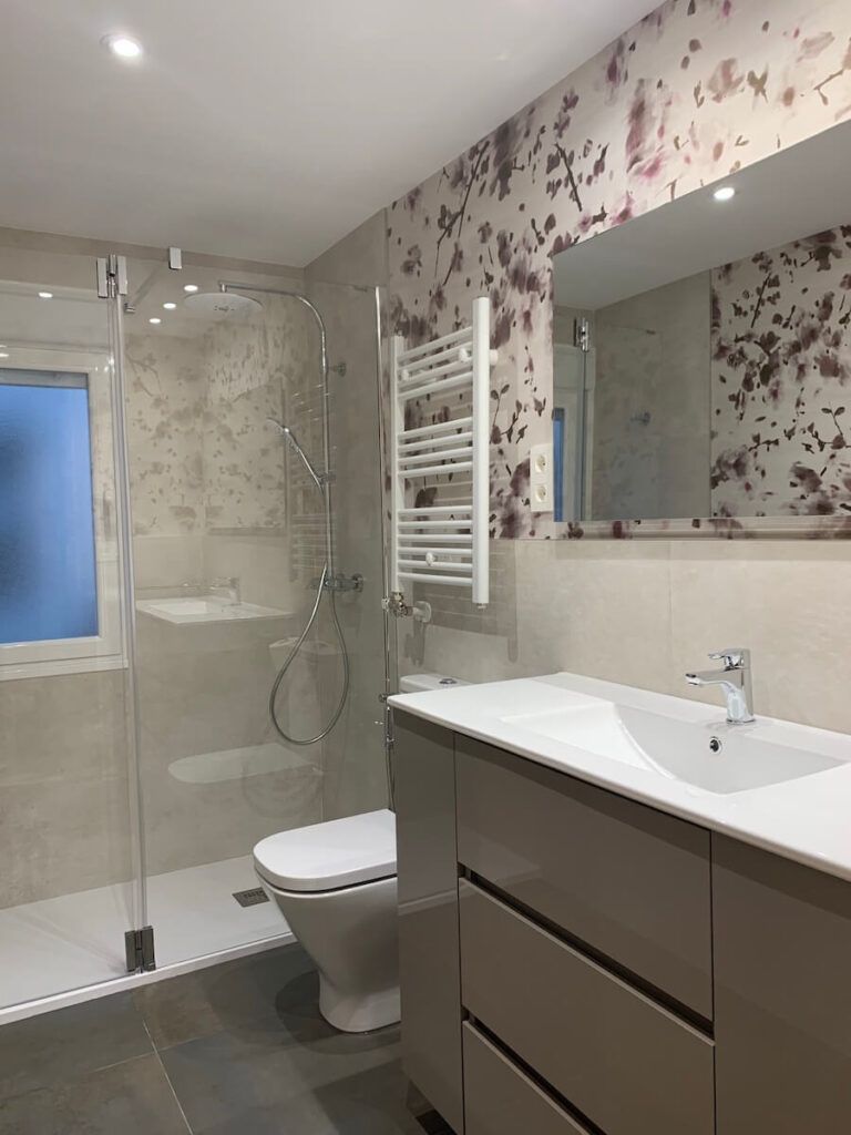 reforma de baño con papel pintado