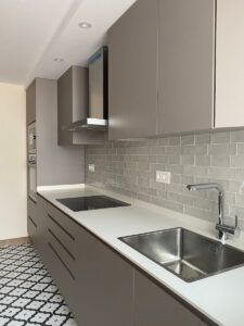 Reforma cocina tonos grises