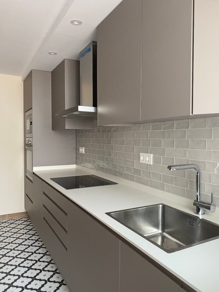 Reforma cocina tonos grises