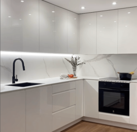 Una cocina con alma: elegancia, luz y sencillez