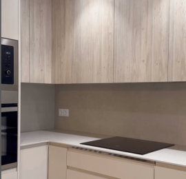 Tonos neutros y madera cálida en nuestra reforma de cocina