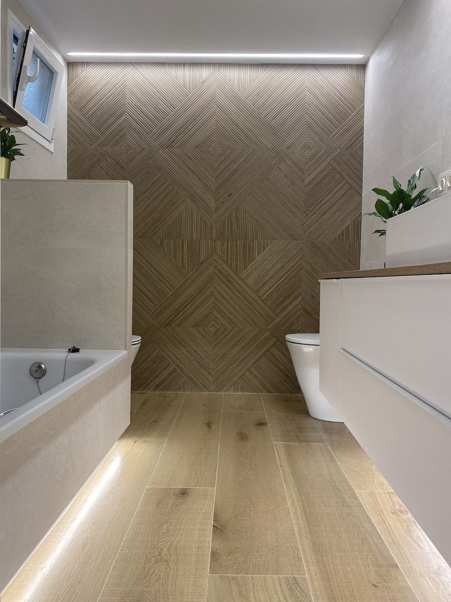 baño con pared decorativa madera