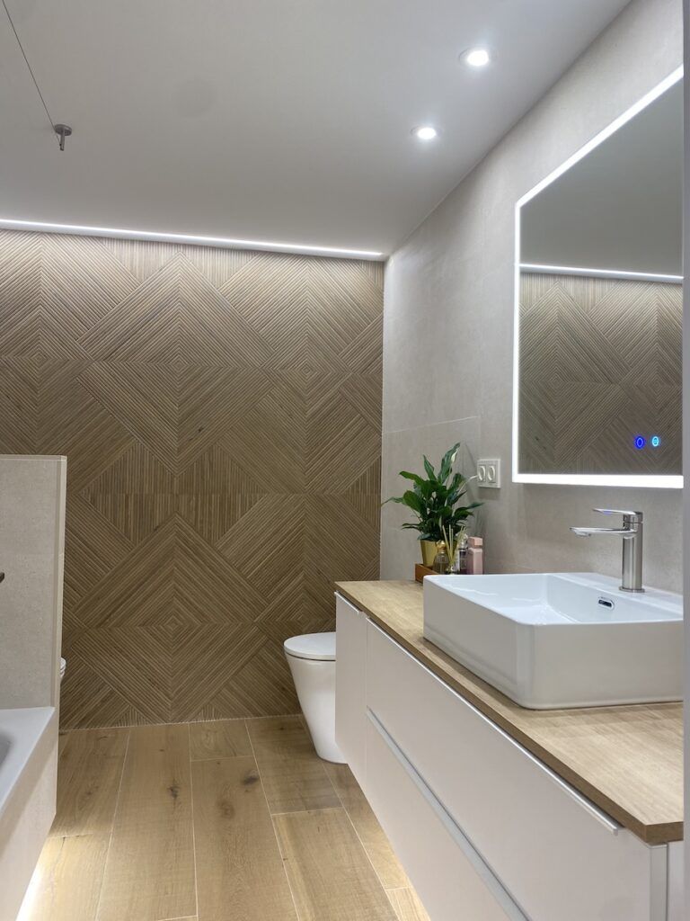 baño con pared decorativa madera