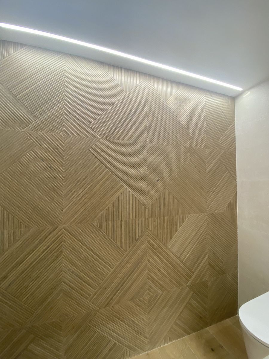 baño con pared decorativa madera