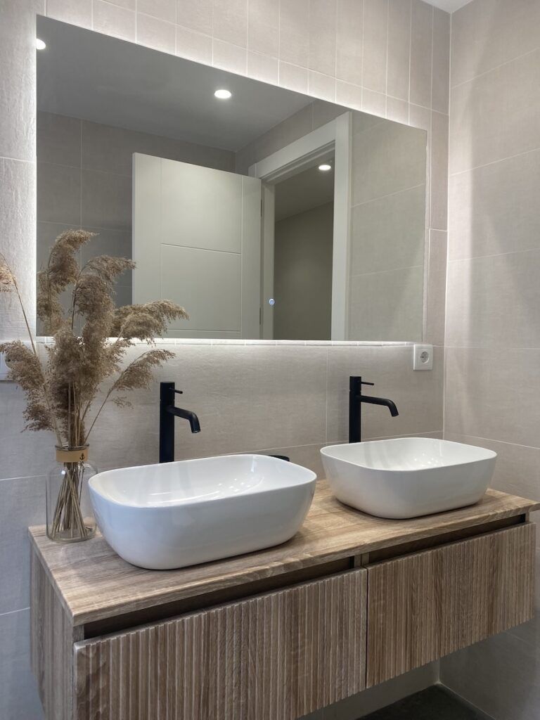 reforma de baño con doble lavabo
