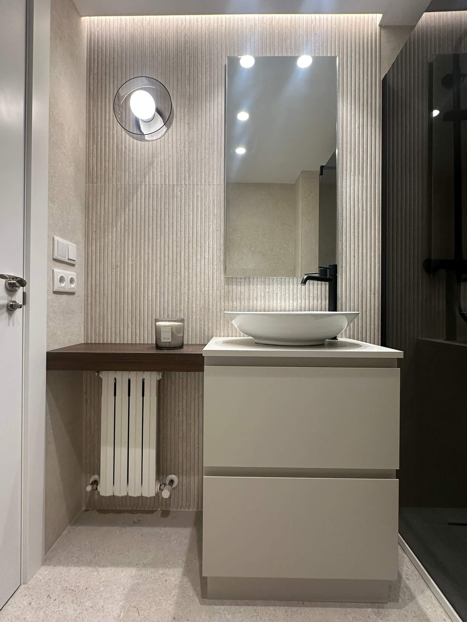 Baño con porcelánico