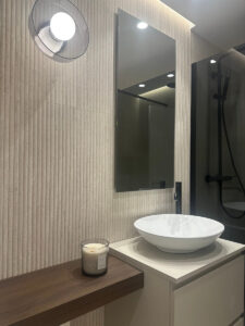 Baño con porcelánico
