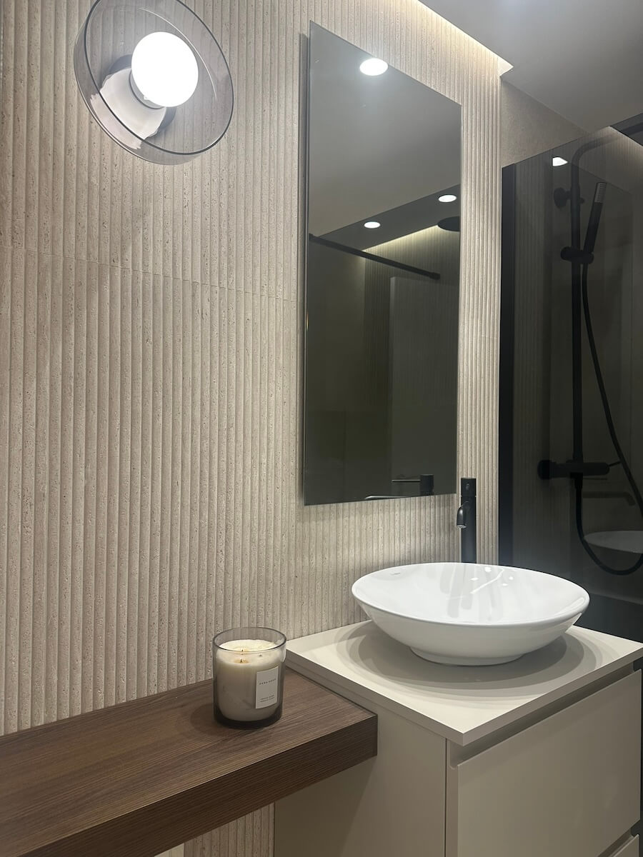 Baño con porcelánico