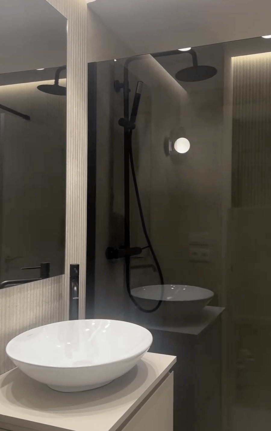 Baño moderno con porcelánico