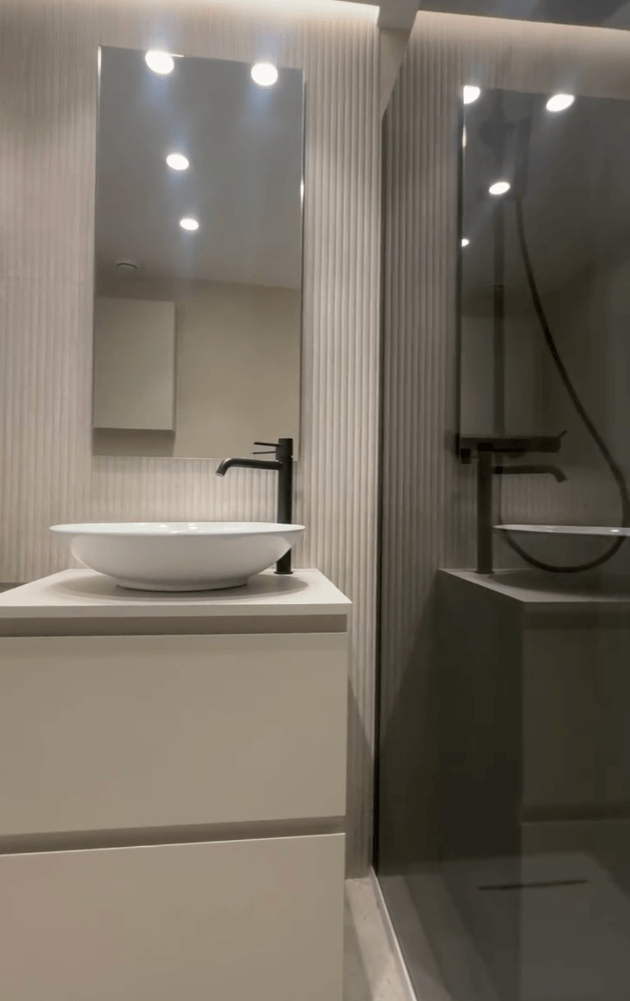 Baño moderno con porcelánico